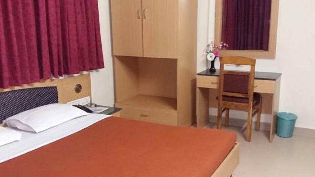 פונה Hotel Sheetal Palace מראה חיצוני תמונה